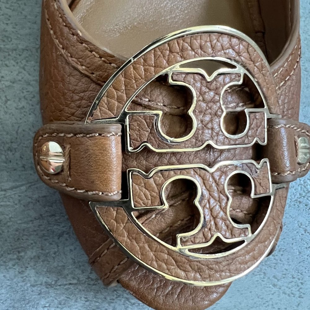 TORY BURCH Amanda Open Peep Toe Caramel Brown Wedge Heel Leather Gold Logo Sz 9